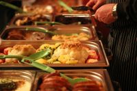 K.W. Catering & Events Dortmund Koch vor einem warmen Buffet