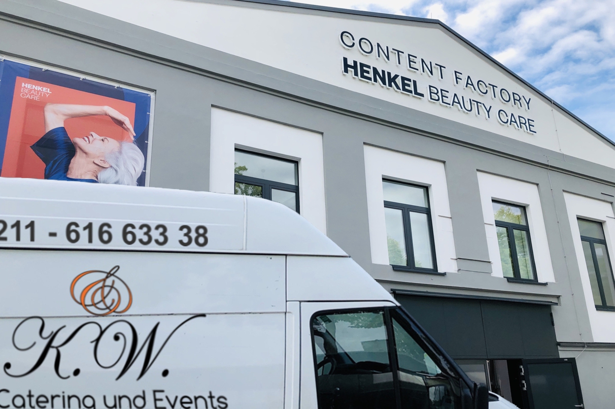 K.W. Catering & Events Lieferwagen vor Henkel Beauty Care Düsseldorf